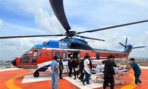 Trực thăng Binh đoàn 18 kịp thời bay cấp cứu ngư dân gặp nạn tại đảo Song Tử Tây
