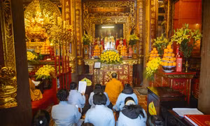 Phật tử thành kính dự Lễ Vía Đức Phật A Di Đà trên đỉnh Fansipan