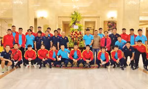 Đội tuyển Việt Nam được Chủ tịch nước Nguyễn Xuân Phúc gửi hoa động viên