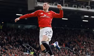 Ngoại hạng Anh: Man United chen chân vào Top 3 