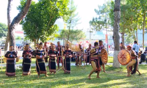 Khai thác tài nguyên văn hóa truyền thống