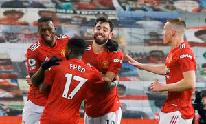 'Cơn mưa' thẻ và 'cơn mưa' bàn thắng ở Old Trafford
