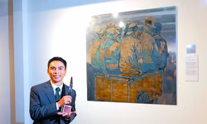 Nghệ thuật sơn mài và kỹ thuật ăn mòn trên hợp kim nhôm được đánh giá cao tại giải UOB Painting of the Year 2025