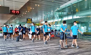 Đội tuyển Việt Nam tới sân bay Singapore, bắt đầu hành trình tại AFF Suzuki Cup 2020