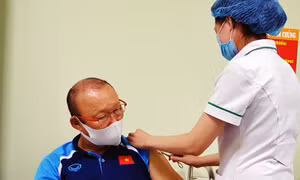 Ông Park Hang-seo và đội tuyển bóng đá Quốc gia Việt Nam được tiêm vaccine phòng COVID-19