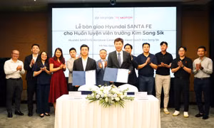 Hyundai Thành Công Việt Nam bàn giao xe Hyundai Santa Fe cao cấp cho HLV Kim Sang-sik