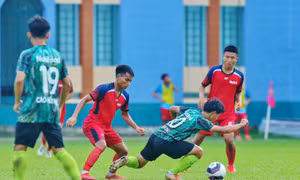 Sự len lỏi của bóng đá xấu xí