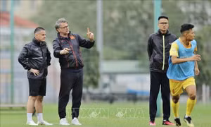 Đội tuyển Bóng đá Việt Nam và U23 tập luyện chung giáo án của Huấn luyện viên Philippe Troussier