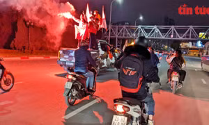 Người hâm mộ đổ ra đường ăn mừng chiến thắng của tuyển Việt Nam