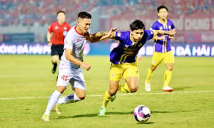 V-League gay cấn, sao trọng tài sai sót?