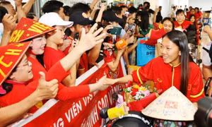 Huỳnh Như đàm phán hợp đồng với Lank FC
