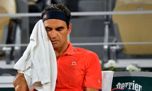 Sân đất nện vắt kiệt sức lực, Federer bất ngờ rút khỏi Roland Garros 2021