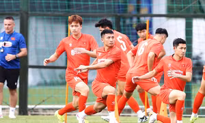 HLV Kim Sang-sik ‘vá’ hàng thủ tuyển Việt Nam