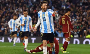 Messi lập cú đúp ở trận đấu cuối trên sân nhà, giúp Argentina đại thắng