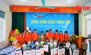 Báo Tin tức mang yêu thương đến học sinh nghèo xã miền núi Hồng An, Cao Bằng