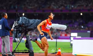 VĐV điền kinh Trần Thị Nhi Yến nhận vé đặc cách dự Olympic Paris 2024