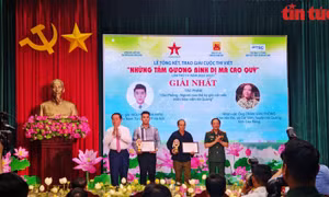 Trao giải Cuộc thi viết 'Những tấm gương bình dị mà cao quý' lần thứ 14
