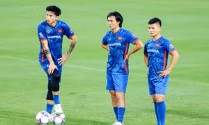 HLV Troussier cho Văn Hậu nghỉ thi đấu giao hữu để điều trị chấn thương