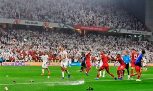 AFC Asian Cup 2019: UAE nhận án phạt nặng khi để CĐV ném giày dép, chai nước xuống các cầu thủ Qatar