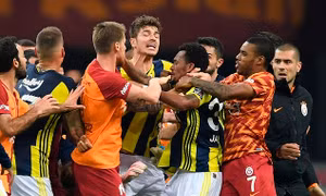 Toàn cảnh màn hỗn chiến gây sốc trận derby Thổ Nhĩ Kỳ giữa Galatasaray gặp Fenerbahce