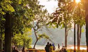 'Phố đi bộ' Hồ Gươm ‘lạ’ trong ngày nắng cuối Thu