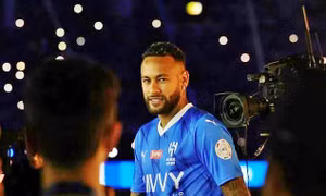 Neymar đến Saudi Arabia: Tạm biệt một sự nghiệp tranh cãi dưới cái bóng của Messi
