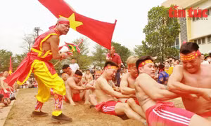 Trai làng Thạch Bàn cởi trần, ngồi bệt thi kéo co
