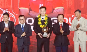 Hoàng Đức lần thứ ba nhận danh hiệu Quả bóng Vàng Việt Nam
