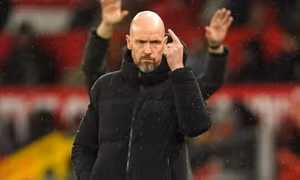 Derby nước Anh: Tương lai của Erik ten Hag như ‘chỉ mành treo chuông’ ở Anfield