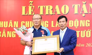 HLV Park Hang-seo nhận Huân chương Lao động hạng Nhì