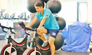 Tiền vệ Hùng Dũng hẹn cổ động viên ngày trở lại