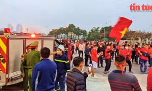 Lực lượng an ninh sân Mỹ Đình dẹp màn đốt pháo sáng trước trận tuyển Việt Nam