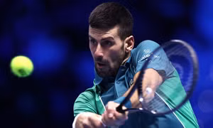 Sinner ‘dìu’ Djokovic vào bán kết ATP Finals 2023