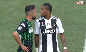 Douglas Costa bị cấm thi đấu 4 trận sau loạt thúc cùi trỏ, húc đầu và nhổ bọt