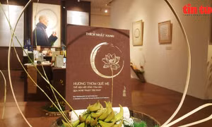 'Hương thơm quê mẹ' - Triển lãm thư pháp và sách của Thiền sư Thích Nhất Hạnh