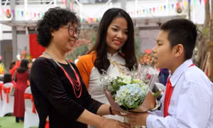 Xúc động tình cảm cô trò ngày gặp lại