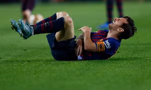 Messi gãy tay lỡ cả El Clasico, cái giá phải trả cho chiến thắng của Barcelona