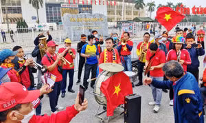 Sân Mỹ Đình rực sắc đỏ, CĐV bày tỏ niềm tin vào tuyển Việt Nam trước trận gặp Oman