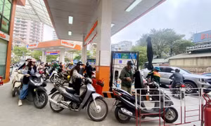 Giá xăng tăng: Tài xế xe công nghệ ‘gồng mình’ trước áp lực mưu sinh