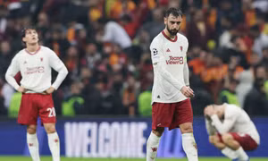 Cánh cửa đi tiếp ở Champions League của MU hẹp dần