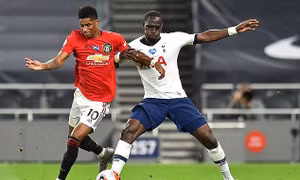 Níu chân nhau, Tottenham và Manchester lỡ cơ hội áp sát Top 4