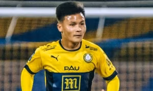 Quang Hải được huấn luyện viên Pau FC gọi vào sân ở phút 90+2