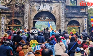 Hàng ngàn du khách đổ về chùa Hương ngày khai hội
