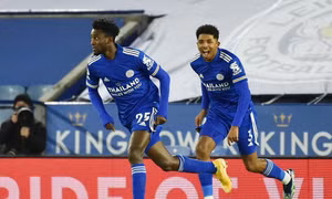 Đánh bại Chelsea 2 - 0, Leicester lên đỉnh Ngoại hạng Anh