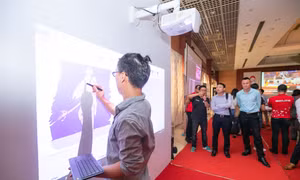 Vẽ tranh tường bằng máy chiếu 'khủng'