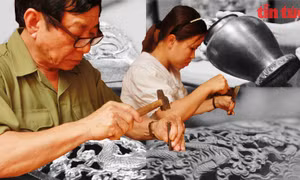 Thầy trò nghệ nhân làng nghề chạm bạc Đồng Xâm - Thái Bình khiến du khách trầm trồ