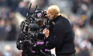 Pep Guardiola tranh cãi với trọng tài, đối thủ và cả quay phim sau trận thua Newcastle