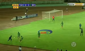 Cầu thủ U17 Burundi luyện 'Kung Fu' trúng cổ đối thủ