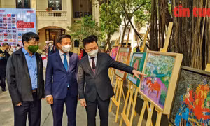 Rực rỡ sắc màu triển lãm 'Tranh lịch đón Xuân' của báo Nhân Dân