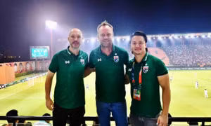 HLV Polking nói rõ lý do từ chối ‘dải ngân hà V-League’, tiếp tục hợp đồng với bóng đá Thái Lan